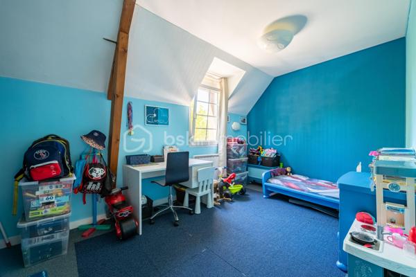 Je vous invite à découvrir ce duplex baigné de lumière situé au deuxième étage sur deux d’une petite copropriété bien entretenue. Situé sur la commune de Saint-Valérien (89150), vous bénéficiez de toutes les commodités accessibles à pieds depuis l’appartement. Entrée aux parties communes par une porte sécurisée avec interphone. 

Le bien est composé d’une vraie entrée avec rangements, une vaste pièce salon / salle à manger avec plafond cathédrale, le tout mesurant 33m2. La cuisine séparée (pouvant s’ouvrir sur la pièce de vie) et toute équipée de 10m2 saura vous ravir. Dans la continuité, l’espace nuit est desservi par un couloir avec d’autres rangements qui mène à deux belles chambres de 12m2 et 14m2. Une salle de bains et un wc séparé clos le rez-de-chaussée. 

À l’étage : une très belle mezzanine est présente. Elle dessert les deux autres chambres, une salle de bains et un second wc séparé. 

De plus, vous bénéficiez d’une place privative au sous-sol sécurisé ainsi qu’une cave. 

Les autres + : 
- Très bon DPE 
- Pas d’amiante décelée 
- Lumière naturelle 
- Fibre optique 

Logement peut être vendu meublé. 

Au delà des mots, le coup de coeur ne se raconte pas, il se vit !