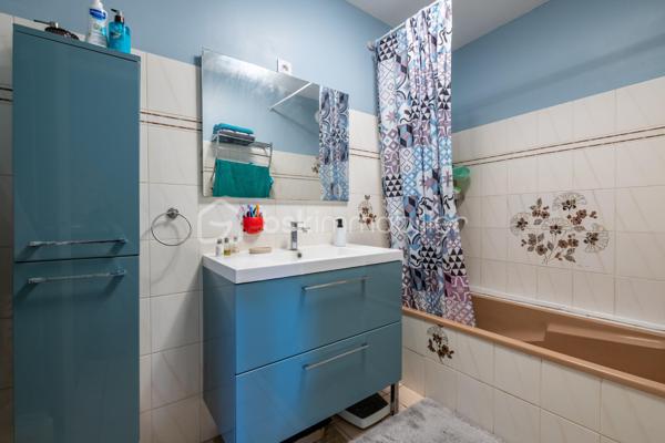 Je vous invite à découvrir ce duplex baigné de lumière situé au deuxième étage sur deux d’une petite copropriété bien entretenue. Situé sur la commune de Saint-Valérien (89150), vous bénéficiez de toutes les commodités accessibles à pieds depuis l’appartement. Entrée aux parties communes par une porte sécurisée avec interphone. 

Le bien est composé d’une vraie entrée avec rangements, une vaste pièce salon / salle à manger avec plafond cathédrale, le tout mesurant 33m2. La cuisine séparée (pouvant s’ouvrir sur la pièce de vie) et toute équipée de 10m2 saura vous ravir. Dans la continuité, l’espace nuit est desservi par un couloir avec d’autres rangements qui mène à deux belles chambres de 12m2 et 14m2. Une salle de bains et un wc séparé clos le rez-de-chaussée. 

À l’étage : une très belle mezzanine est présente. Elle dessert les deux autres chambres, une salle de bains et un second wc séparé. 

De plus, vous bénéficiez d’une place privative au sous-sol sécurisé ainsi qu’une cave. 

Les autres + : 
- Très bon DPE 
- Pas d’amiante décelée 
- Lumière naturelle 
- Fibre optique 

Logement peut être vendu meublé. 

Au delà des mots, le coup de coeur ne se raconte pas, il se vit !