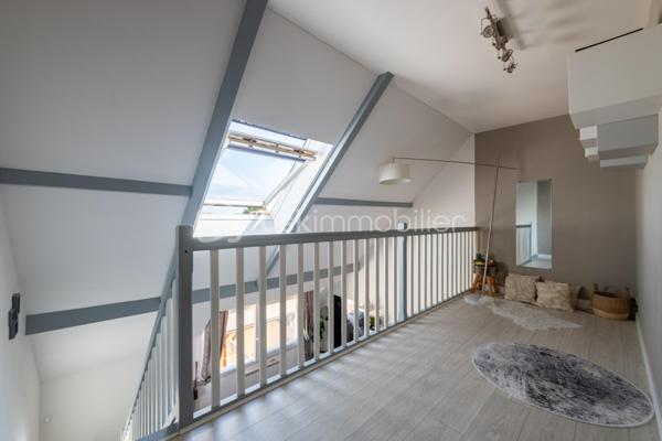 Je vous invite à découvrir ce duplex baigné de lumière situé au deuxième étage sur deux d’une petite copropriété bien entretenue. Situé sur la commune de Saint-Valérien (89150), vous bénéficiez de toutes les commodités accessibles à pieds depuis l’appartement. Entrée aux parties communes par une porte sécurisée avec interphone. 

Le bien est composé d’une vraie entrée avec rangements, une vaste pièce salon / salle à manger avec plafond cathédrale, le tout mesurant 33m2. La cuisine séparée (pouvant s’ouvrir sur la pièce de vie) et toute équipée de 10m2 saura vous ravir. Dans la continuité, l’espace nuit est desservi par un couloir avec d’autres rangements qui mène à deux belles chambres de 12m2 et 14m2. Une salle de bains et un wc séparé clos le rez-de-chaussée. 

À l’étage : une très belle mezzanine est présente. Elle dessert les deux autres chambres, une salle de bains et un second wc séparé. 

De plus, vous bénéficiez d’une place privative au sous-sol sécurisé ainsi qu’une cave. 

Les autres + : 
- Très bon DPE 
- Pas d’amiante décelée 
- Lumière naturelle 
- Fibre optique 

Logement peut être vendu meublé. 

Au delà des mots, le coup de coeur ne se raconte pas, il se vit !