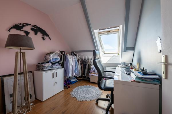 Je vous invite à découvrir ce duplex baigné de lumière situé au deuxième étage sur deux d’une petite copropriété bien entretenue. Situé sur la commune de Saint-Valérien (89150), vous bénéficiez de toutes les commodités accessibles à pieds depuis l’appartement. Entrée aux parties communes par une porte sécurisée avec interphone. 

Le bien est composé d’une vraie entrée avec rangements, une vaste pièce salon / salle à manger avec plafond cathédrale, le tout mesurant 33m2. La cuisine séparée (pouvant s’ouvrir sur la pièce de vie) et toute équipée de 10m2 saura vous ravir. Dans la continuité, l’espace nuit est desservi par un couloir avec d’autres rangements qui mène à deux belles chambres de 12m2 et 14m2. Une salle de bains et un wc séparé clos le rez-de-chaussée. 

À l’étage : une très belle mezzanine est présente. Elle dessert les deux autres chambres, une salle de bains et un second wc séparé. 

De plus, vous bénéficiez d’une place privative au sous-sol sécurisé ainsi qu’une cave. 

Les autres + : 
- Très bon DPE 
- Pas d’amiante décelée 
- Lumière naturelle 
- Fibre optique 

Logement peut être vendu meublé. 

Au delà des mots, le coup de coeur ne se raconte pas, il se vit !