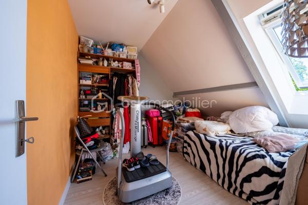 Je vous invite à découvrir ce duplex baigné de lumière situé au deuxième étage sur deux d’une petite copropriété bien entretenue. Situé sur la commune de Saint-Valérien (89150), vous bénéficiez de toutes les commodités accessibles à pieds depuis l’appartement. Entrée aux parties communes par une porte sécurisée avec interphone. 

Le bien est composé d’une vraie entrée avec rangements, une vaste pièce salon / salle à manger avec plafond cathédrale, le tout mesurant 33m2. La cuisine séparée (pouvant s’ouvrir sur la pièce de vie) et toute équipée de 10m2 saura vous ravir. Dans la continuité, l’espace nuit est desservi par un couloir avec d’autres rangements qui mène à deux belles chambres de 12m2 et 14m2. Une salle de bains et un wc séparé clos le rez-de-chaussée. 

À l’étage : une très belle mezzanine est présente. Elle dessert les deux autres chambres, une salle de bains et un second wc séparé. 

De plus, vous bénéficiez d’une place privative au sous-sol sécurisé ainsi qu’une cave. 

Les autres + : 
- Très bon DPE 
- Pas d’amiante décelée 
- Lumière naturelle 
- Fibre optique 

Logement peut être vendu meublé. 

Au delà des mots, le coup de coeur ne se raconte pas, il se vit !