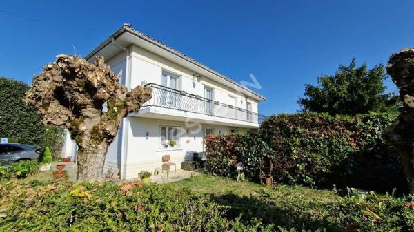 Maison située rive gauche à 800 m de la Madeleine et de ses commodités !