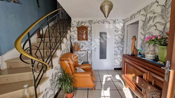 Maison située rive gauche à 800 m de la Madeleine et de ses commodités !