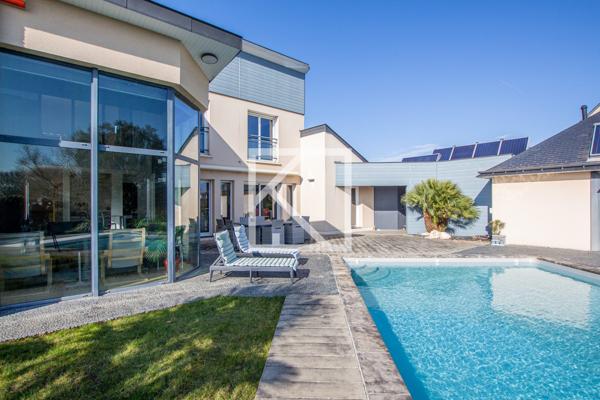 Contemporaine et son beau jardin.
