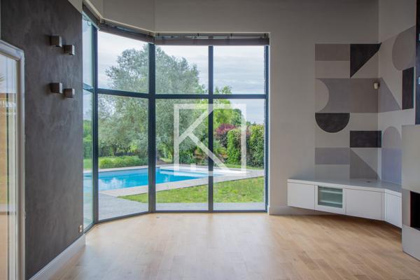 Contemporaine et son beau jardin.
