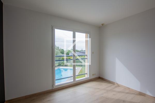 Contemporaine et son beau jardin.