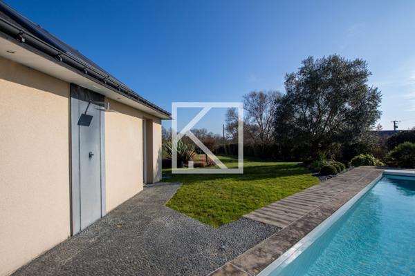 Contemporaine et son beau jardin.