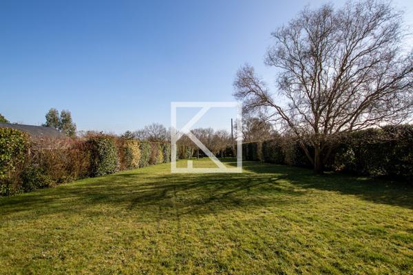 Contemporaine et son beau jardin.