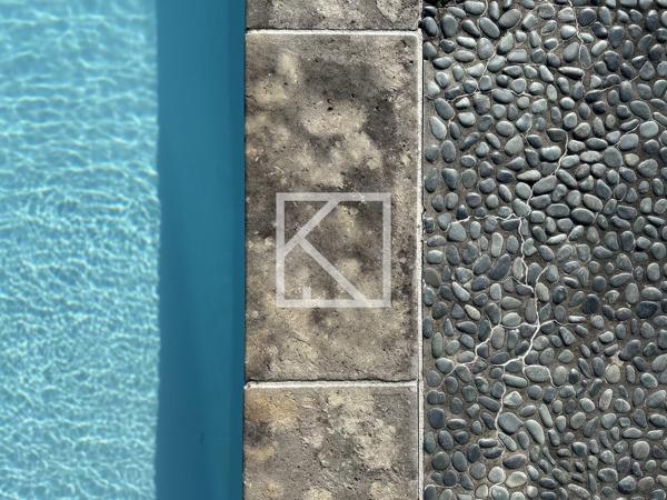 Contemporaine et son beau jardin.