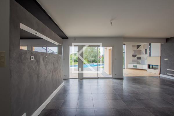 Contemporaine et son beau jardin.