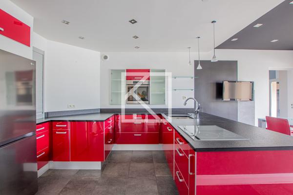 Contemporaine et son beau jardin.