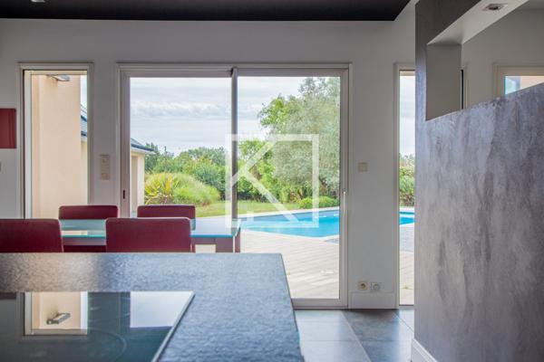 Contemporaine et son beau jardin.
