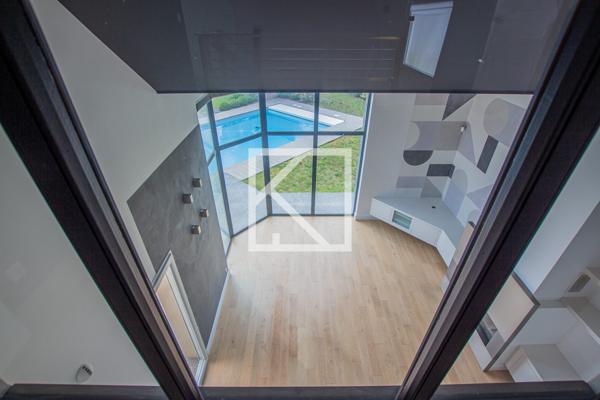 Contemporaine et son beau jardin.