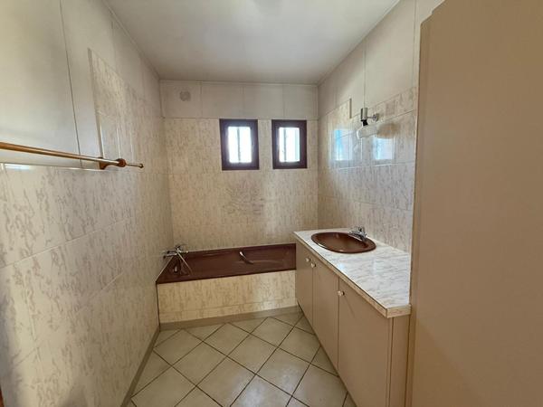 Maison Bouc Bel Air 4 pièce(s) 134m² environ, 424m² de terrain, exposition sud, grand garage, studio indépendant, 3 chambres