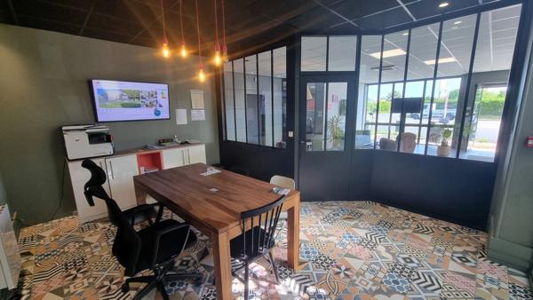 Dpt Charente Maritime (17), à vendre SAINT PIERRE D'OLERON Local commercial - Plain pied terrain 680m²