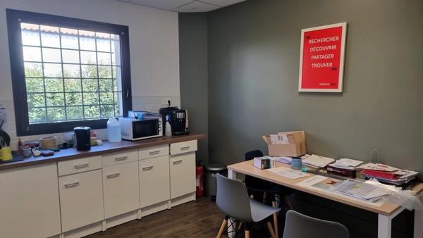 Dpt Charente Maritime (17), à vendre SAINT PIERRE D'OLERON Local commercial - Plain pied terrain 680m²