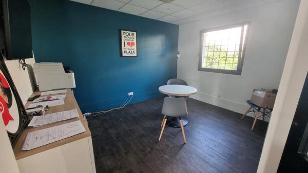 Dpt Charente Maritime (17), à vendre SAINT PIERRE D'OLERON Local commercial - Plain pied terrain 680m²