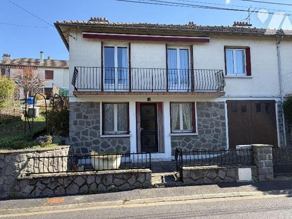 AURILLAC, quartier stade, maison mitoyenne sur 436m² de terrain comprenant :
Rez-de-chaussée :...