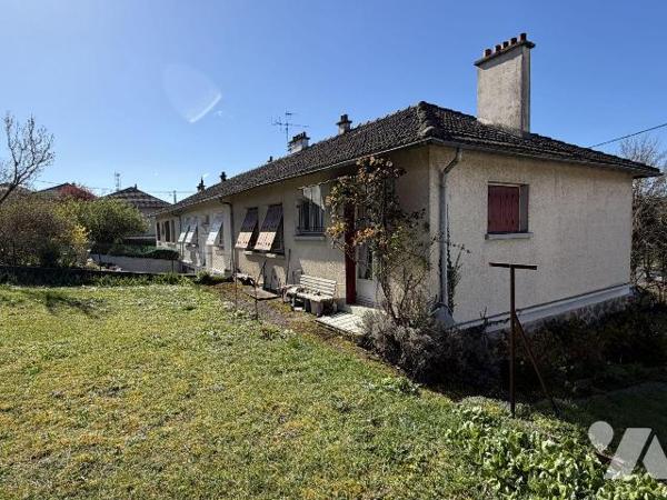 AURILLAC, quartier stade, maison mitoyenne sur 436m² de terrain comprenant :
Rez-de-chaussée :...