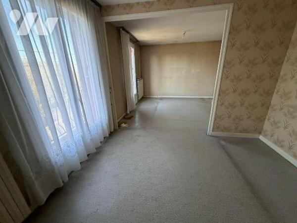 AURILLAC, quartier stade, maison mitoyenne sur 436m² de terrain comprenant :
Rez-de-chaussée :...