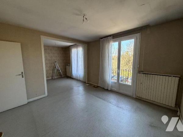 AURILLAC, quartier stade, maison mitoyenne sur 436m² de terrain comprenant :
Rez-de-chaussée :...