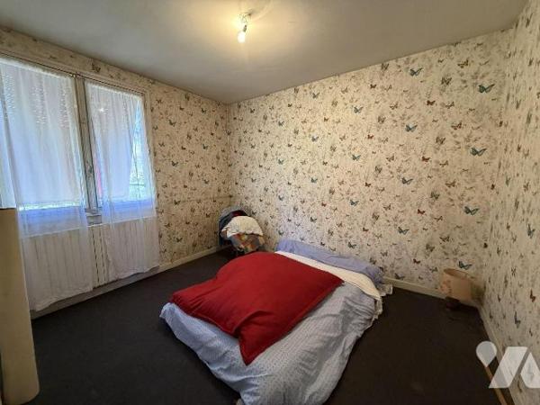 AURILLAC, quartier stade, maison mitoyenne sur 436m² de terrain comprenant :
Rez-de-chaussée :...