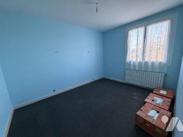 AURILLAC, quartier stade, maison mitoyenne sur 436m² de terrain comprenant :
Rez-de-chaussée :...