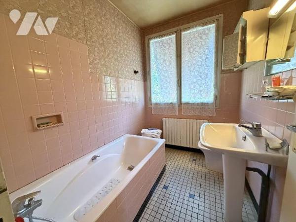 AURILLAC, quartier stade, maison mitoyenne sur 436m² de terrain comprenant :
Rez-de-chaussée :...