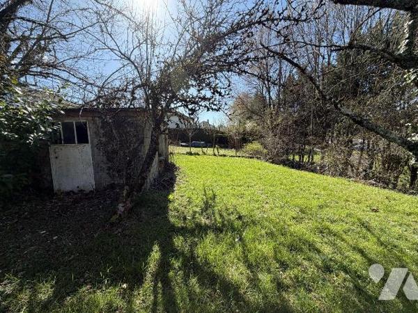 AURILLAC, quartier stade, maison mitoyenne sur 436m² de terrain comprenant :
Rez-de-chaussée :...