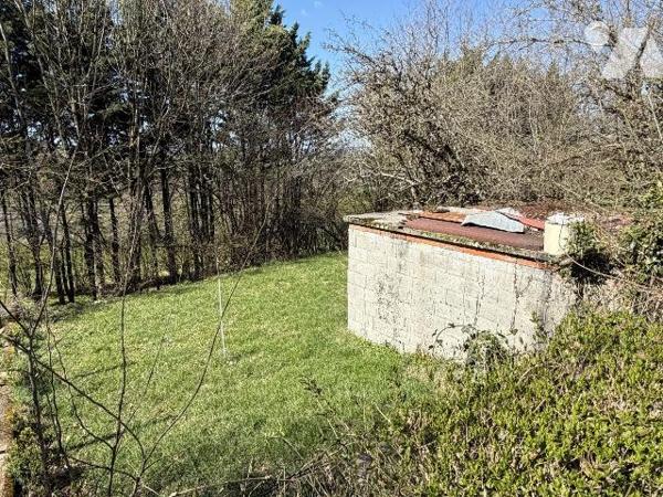 AURILLAC, quartier stade, maison mitoyenne sur 436m² de terrain comprenant :
Rez-de-chaussée :...