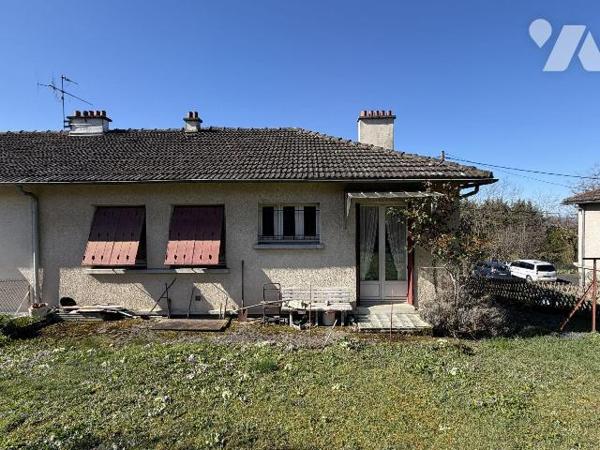 AURILLAC, quartier stade, maison mitoyenne sur 436m² de terrain comprenant :
Rez-de-chaussée :...