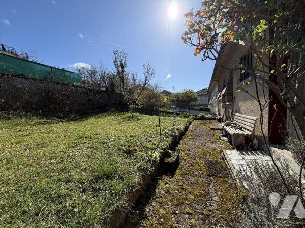 AURILLAC, quartier stade, maison mitoyenne sur 436m² de terrain comprenant :
Rez-de-chaussée :...