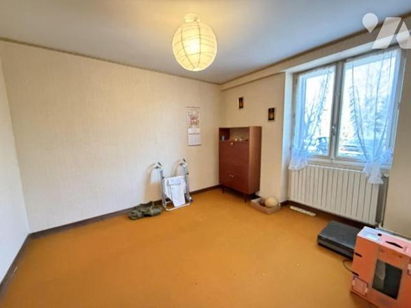 AURILLAC, quartier stade, maison mitoyenne sur 436m² de terrain comprenant :
Rez-de-chaussée :...