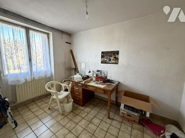 AURILLAC, quartier stade, maison mitoyenne sur 436m² de terrain comprenant :
Rez-de-chaussée :...