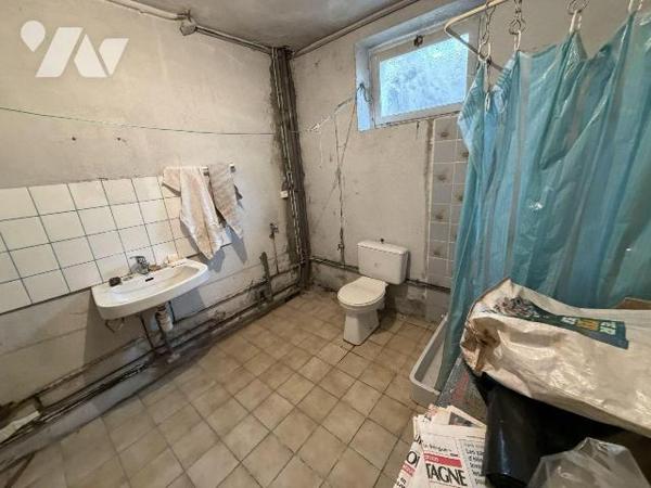 AURILLAC, quartier stade, maison mitoyenne sur 436m² de terrain comprenant :
Rez-de-chaussée :...