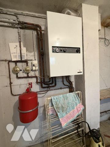 AURILLAC, quartier stade, maison mitoyenne sur 436m² de terrain comprenant :
Rez-de-chaussée :...