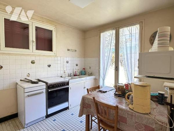 AURILLAC, quartier stade, maison mitoyenne sur 436m² de terrain comprenant :
Rez-de-chaussée :...