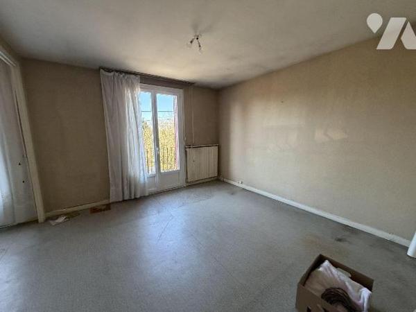 AURILLAC, quartier stade, maison mitoyenne sur 436m² de terrain comprenant :
Rez-de-chaussée :...