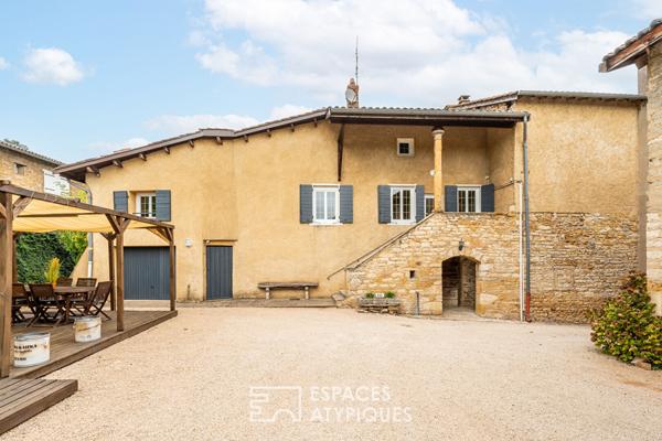 Maison en pierres dorées