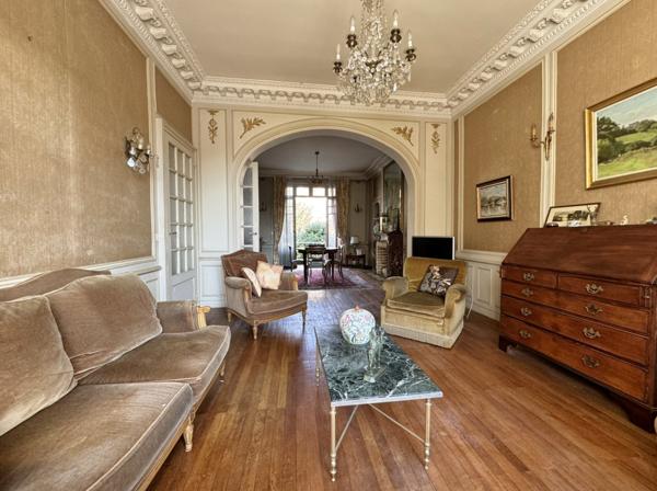 Maison  7 pièce(s)  4 chambre(s)  213.7 m²