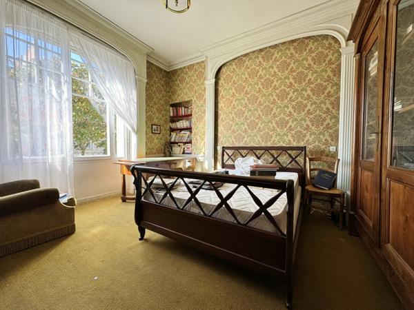 Maison  7 pièce(s)  4 chambre(s)  213.7 m²