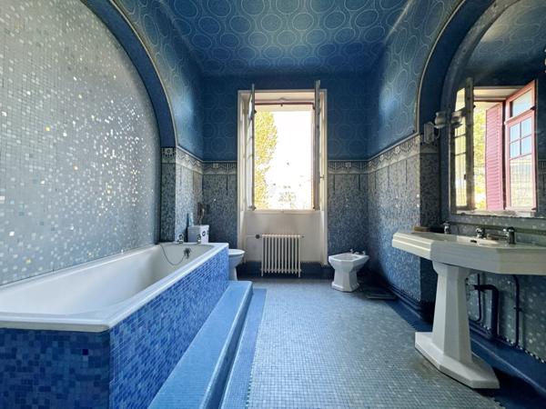 Maison  7 pièce(s)  4 chambre(s)  213.7 m²