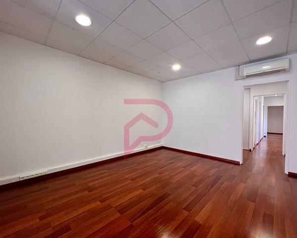 Local commercial 6 pièces 158 m2