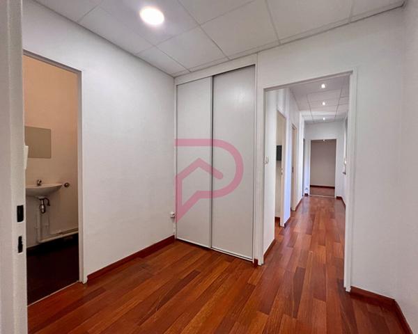 Local commercial 6 pièces 158 m2