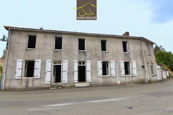 Proche CERIZAY - Grande maison de bourg à rénover, avec jardin, Beau potentiel !