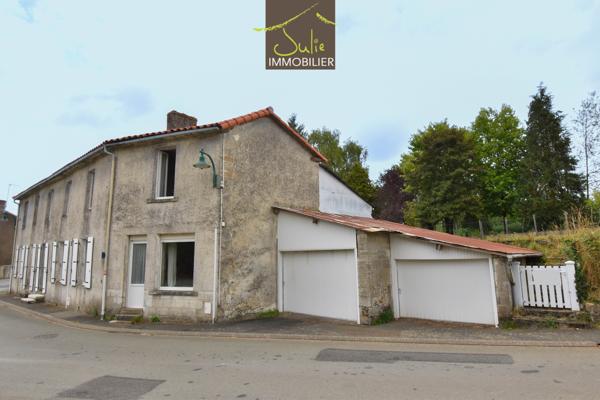Proche CERIZAY - Grande maison de bourg à rénover, avec jardin, Beau potentiel !
