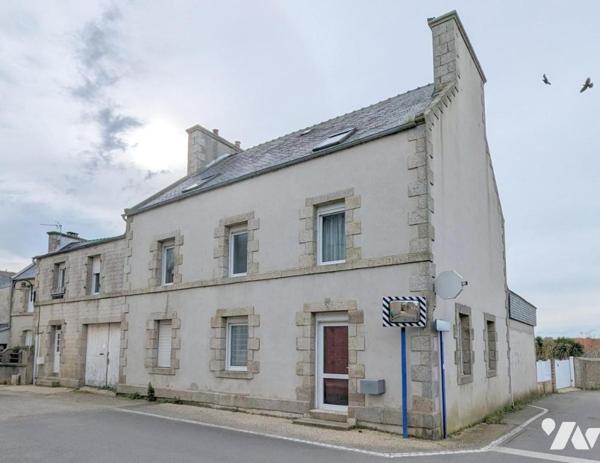 Plouescat centre, ensemble immobilier comprenant maison, appartement, garage, hangar.