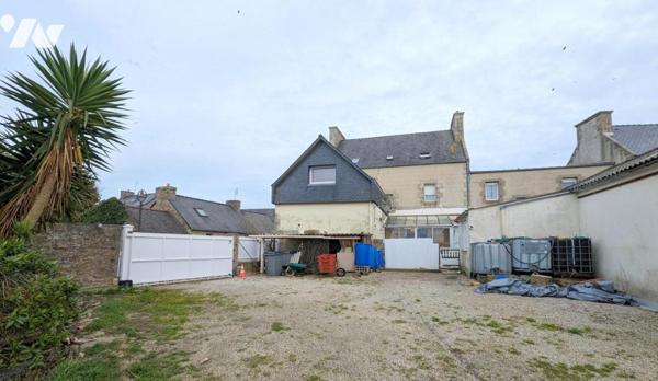 Plouescat centre, ensemble immobilier comprenant maison, appartement, garage, hangar.