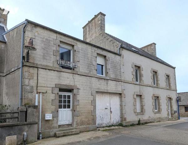 Plouescat centre, ensemble immobilier comprenant maison, appartement, garage, hangar.