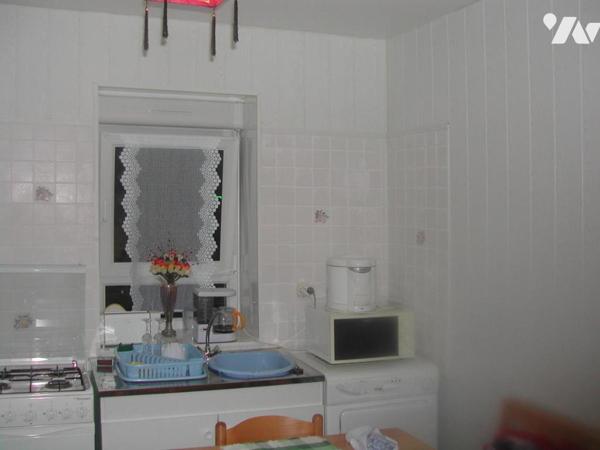 Plouescat centre, ensemble immobilier comprenant maison, appartement, garage, hangar.